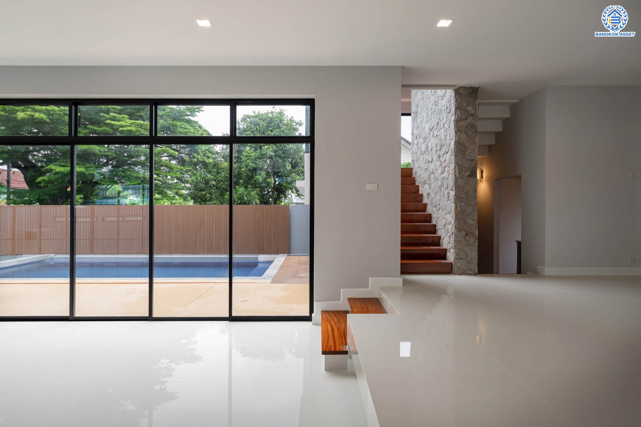 บ้านมือสองตกแต่งใหม่ ม.ซอย พหลโยธิน56 พหลโยธิน บ้านเดี่ยวหลังใหญ่ ภายในตกแต่งหรูหรา บนเนื้อที่เยอะถึง 98.60 ตร.ว. 3 ห้องนอน 3 ห้องน้ำ 2 ที่จอดรถ บรรยากาศเป็นส่วนตัว พร้อมมีสระน้ำในตัว บนพื้นที่กว่า 430 ตร.ม. บนทำเลที่ดี เชื่อมต่อถนน พหลโยธิน, ลำลูกกา, วิภาวดี-รังสิต เดินทางสะดวกใกล้รถไฟฟ้า สถานี "แยก คปอ, คูคต"